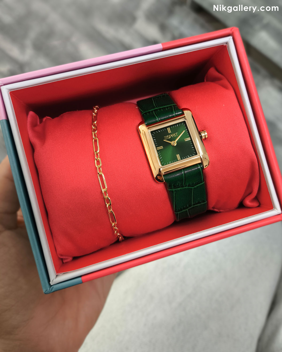 ساعت زنانه اسپریت با صفحه مربعی سبز رنگ و بند چرمی سبز و قاب و عقربه های طلایی همراه با دستبند طلایی و جعبه اثلی
