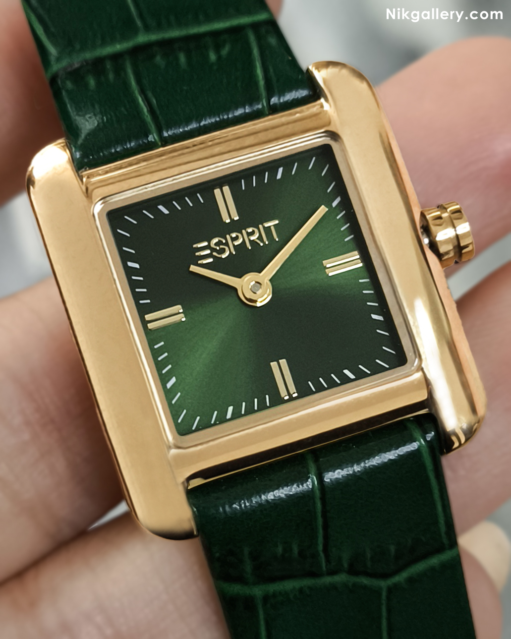 ساعت زنانه اسپریت با صفحه مربع شکل سبز رنگ و بند چرمی طرحدار سبز و قاب و عقربه های طلایی