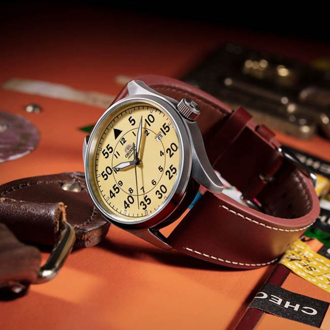 ساعت خلبانی اورینت RA-AC0H04Y10B با صفحه زرد مات و کنتراست بالا، مناسب برای شرایط پروازی