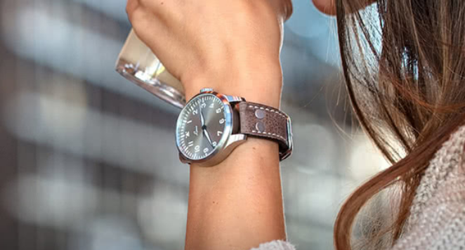 ساعت خلبانی بند چرمی مناسب استایل رسمی