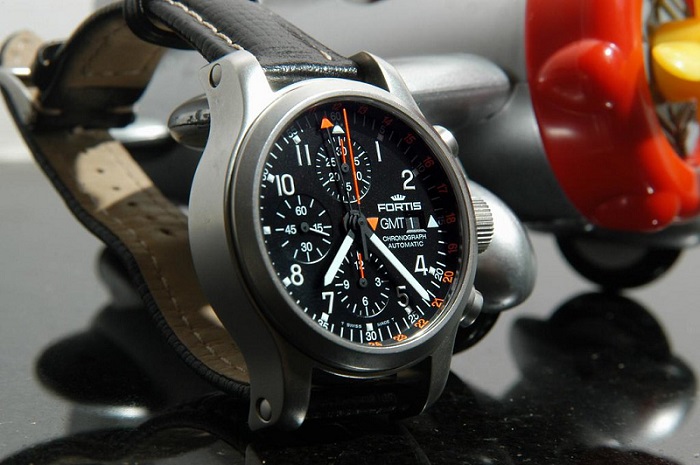 ساعت خلبانی فورتیس با کرنوگراف و مقاومت ۲۰۰ متر در برابر آب، گزینهای مناسب برای پرواز