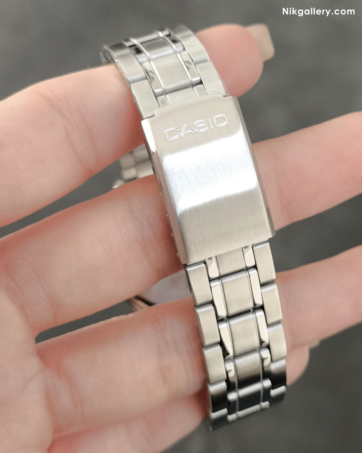 ساعت کاسیو زنانه با  بند استیل ضد زنگ و قفل پروانه ای