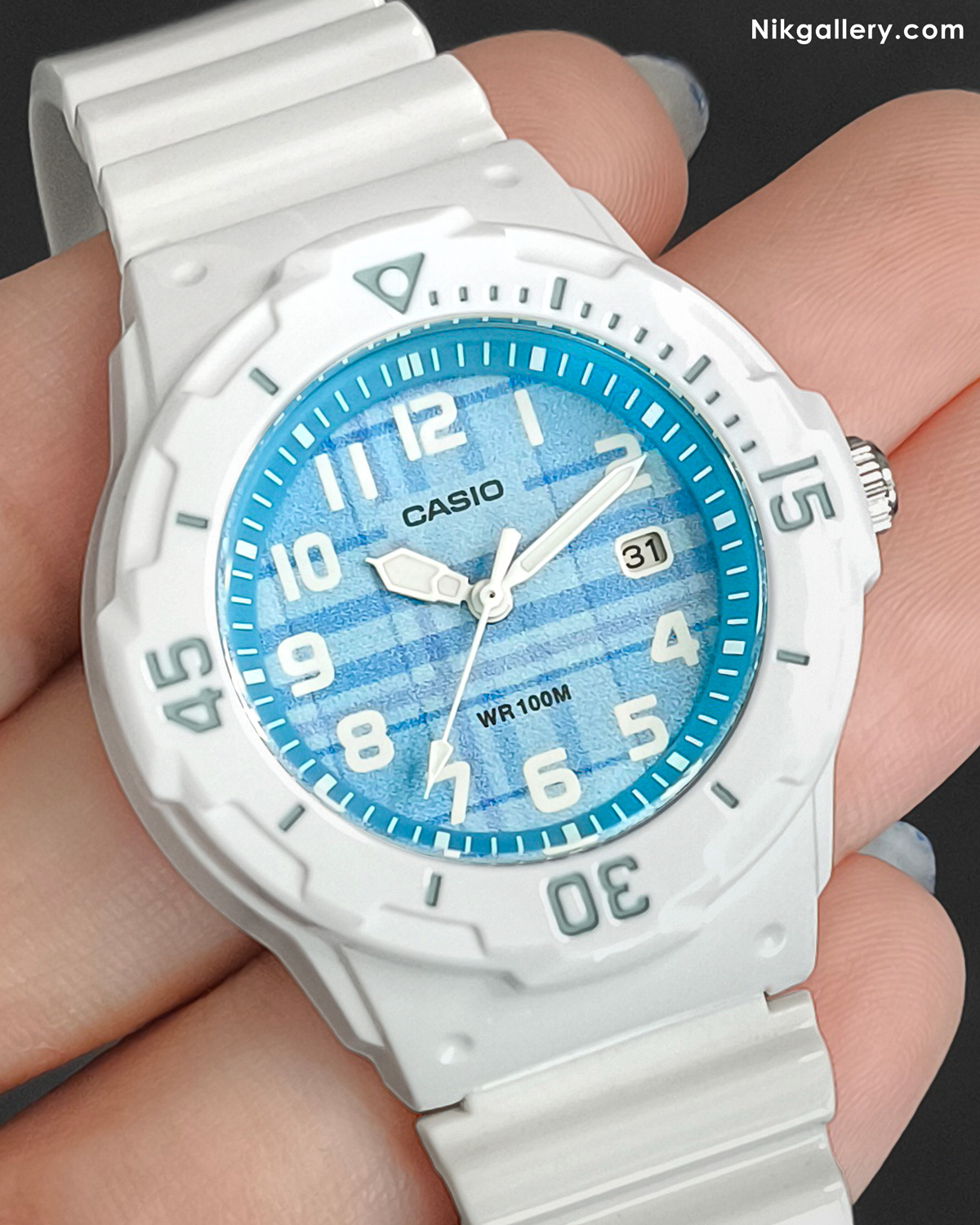 ساعت زنانه کاسیو با صفحه آبی بافت دار و تقویم و مقاومت 100متر دربرابر آب با قاب سفید