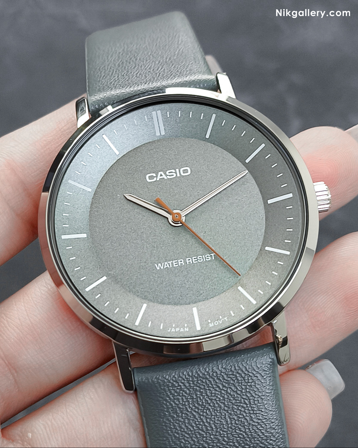 ساعت کاسیو با صفحه گرد طوسی و بند چرمی طوسی، عقربه دار