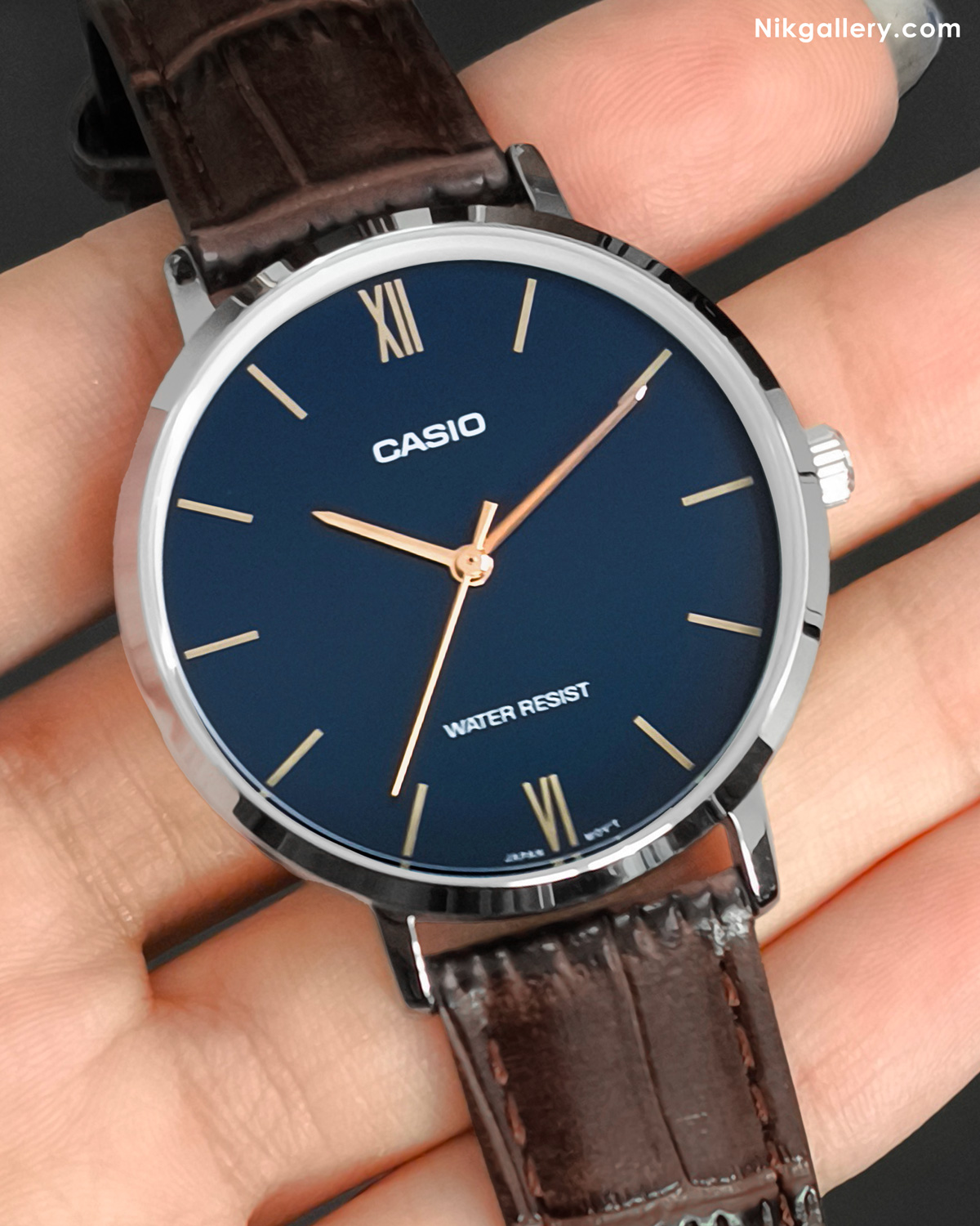 ساعت کاسیو زنانه با صفحه گرد سرمه ای عقربه دار و بند چرم قهوه ای