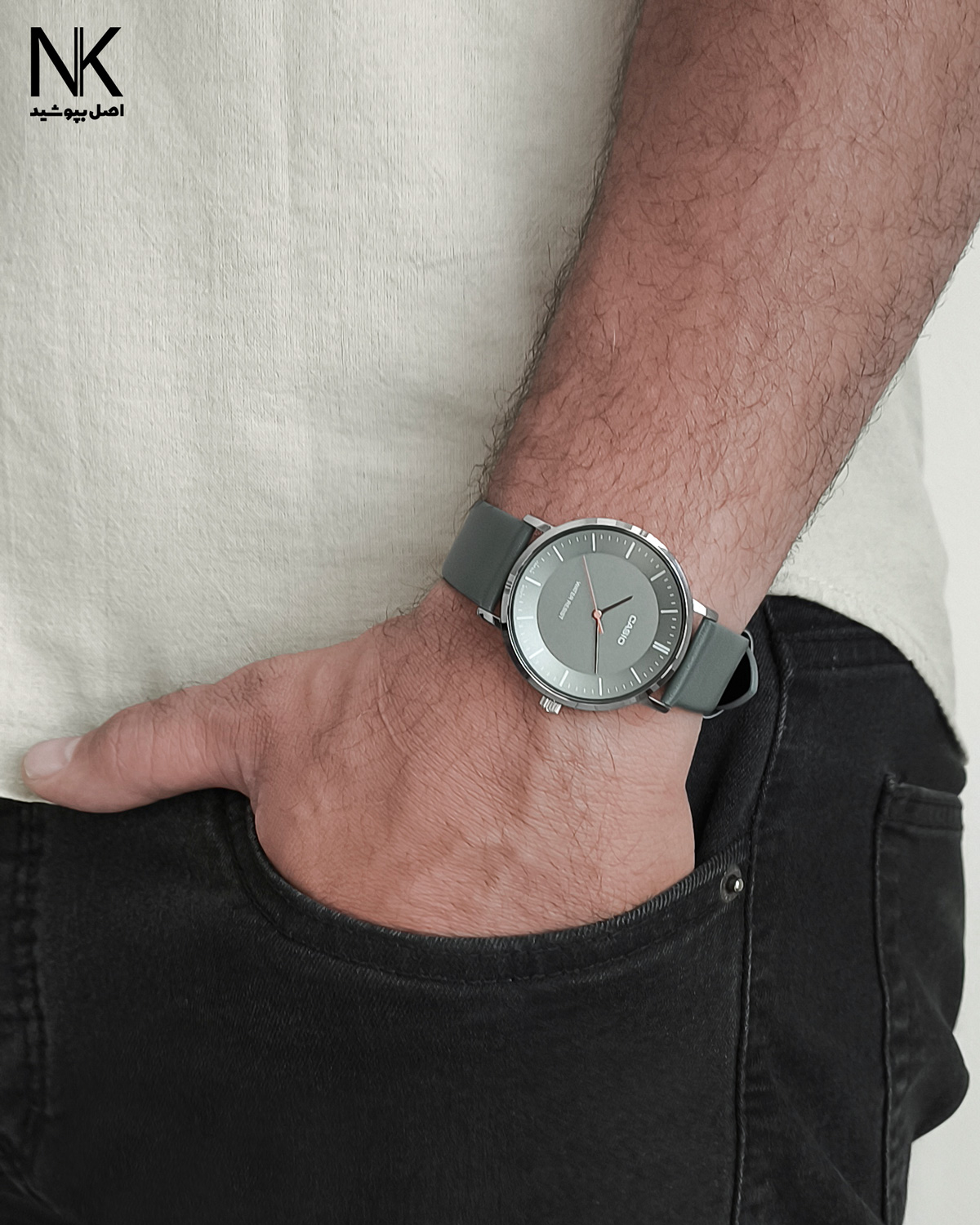 ساعت کاسیو با صفحه گرد طوسی و بند چرمی طوسی، عقربه دار