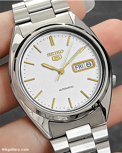 ساعت مردانه سیکو با بند استیل و صفحه گرد سفید رنگ همراه با تقویم، عقربه دار