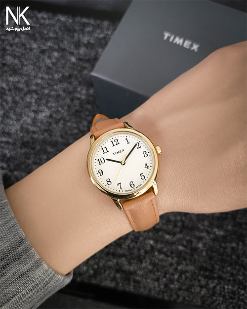 ساعت زنانه تایمکس با صفحه گرد سفید و فاب طلایی و بند چرم قهوه ای