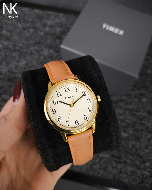ساعت زنانه تایمکس با صفحه گرد سفید و فاب طلایی و بند چرم قهوه ای و مقاومت 30متر در برابر آب